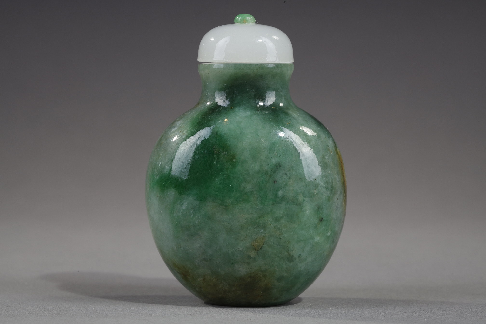 Snuff bottle jade spotted green apple and rust